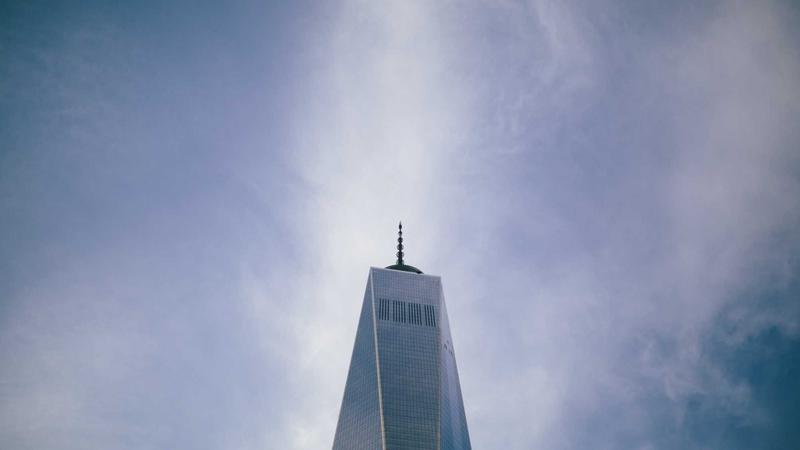 五一吃西瓜主视觉——劳动者品尝清凉西瓜